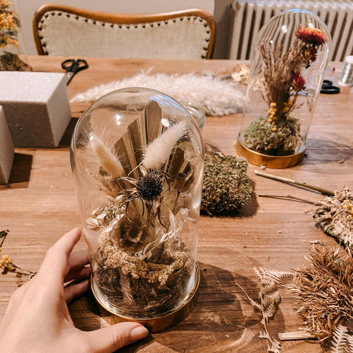 Zwei Glasglocken mit verschiedenfarbigen Blumen – DIY Boho Glasglocke, nachhaltige Deko.