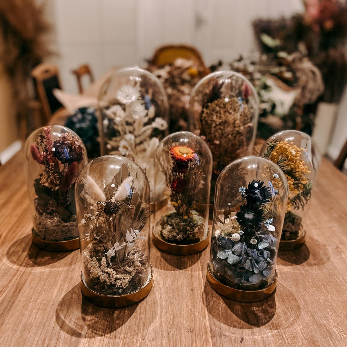 Viele bunte Glasglocken mit Trockenblumen – kreative Boho Dekoidee, Floristik Workshop.