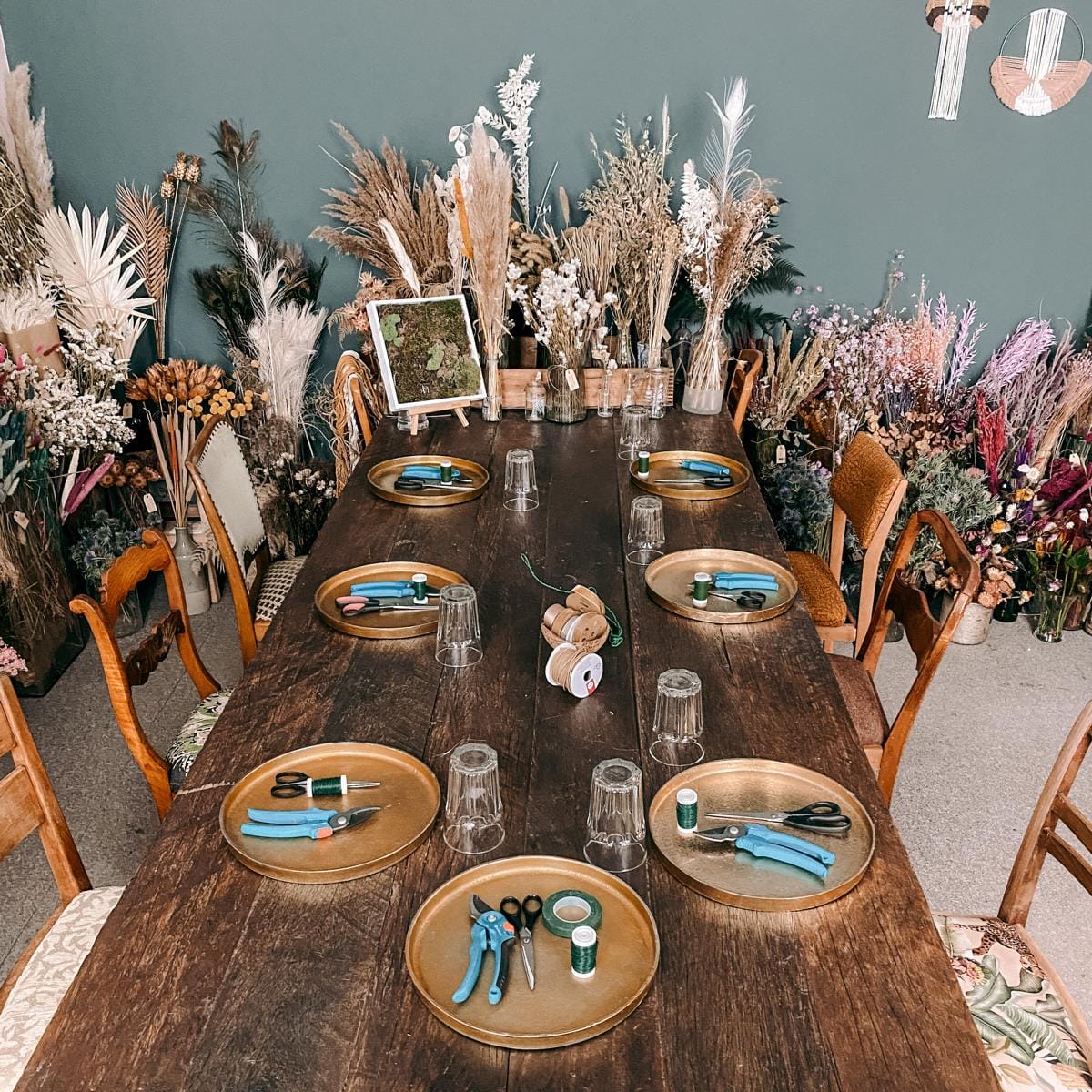 Tisch mit Werkzeugen, Trockenblumen und Materialien – blumenkranz workshop, diy flower crown, jga idee