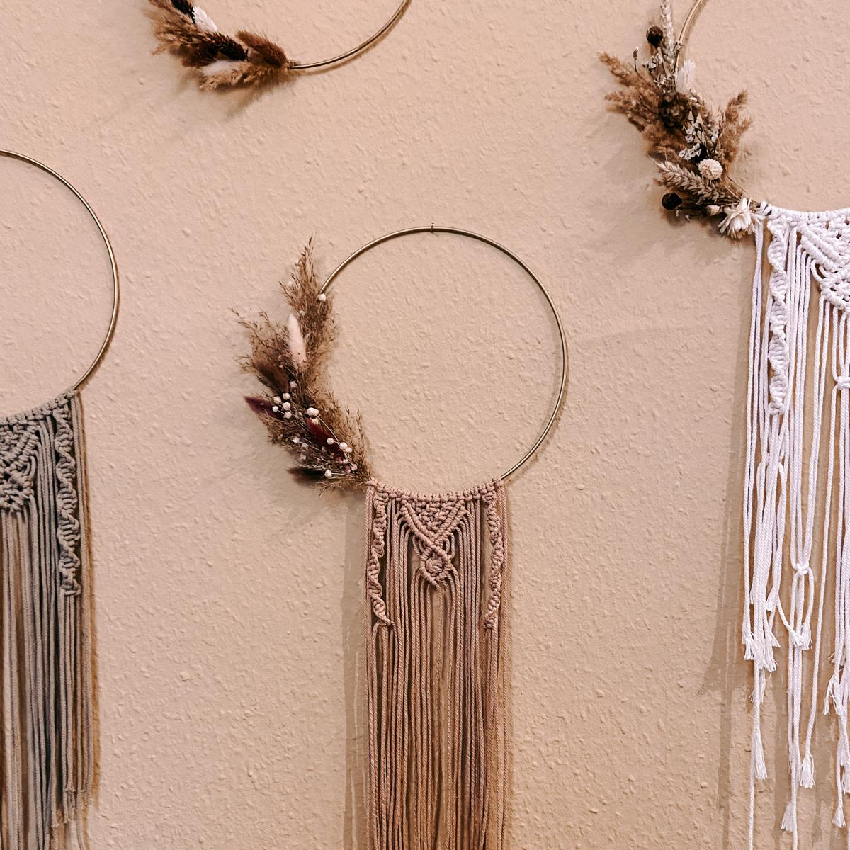 Mehrere Makramee Blumen-Ringe an der Wand – Boho DIY Wanddekoration Workshop.