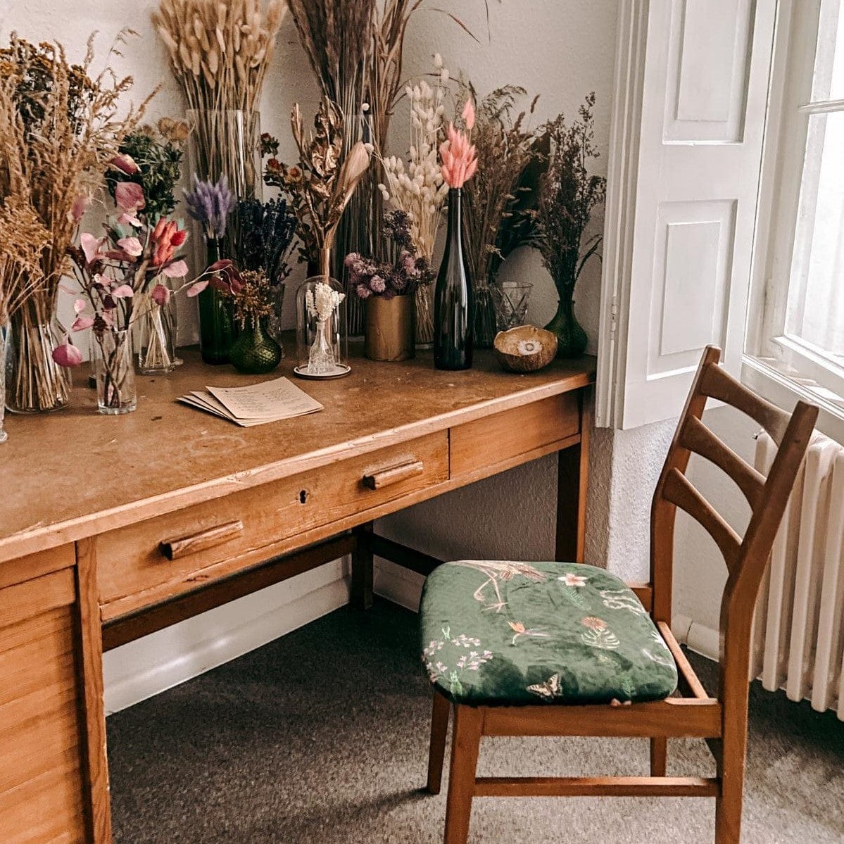 Tisch mit Blumen und Stuhl – Fotokurs Wild Lights, kreative Fotografieübungen für Zuhause oder Outdoor.