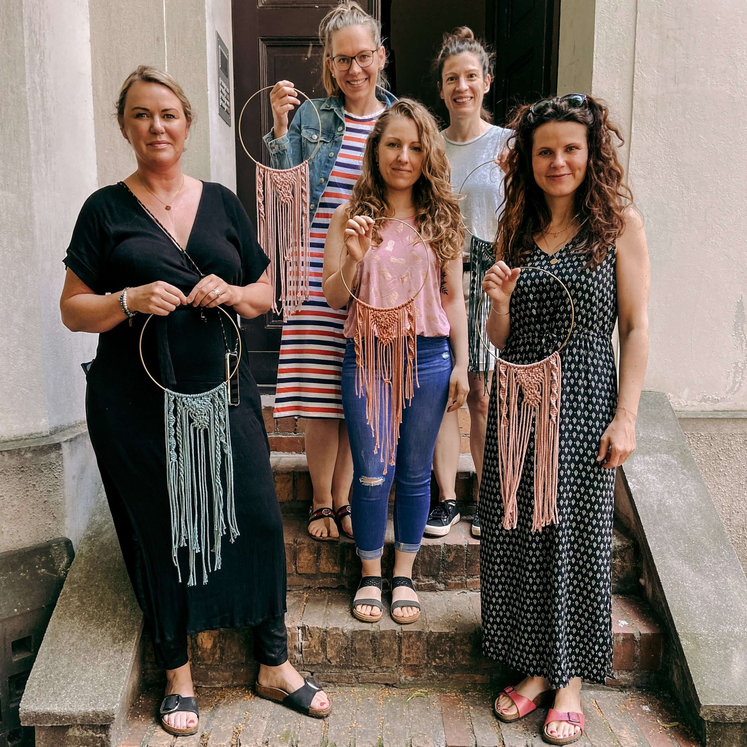 Fünf Frauen präsentieren ihre fertigen Makramee-Ringe – Makramee Workshop Berlin, Gruppenaktivität, DIY Boho.