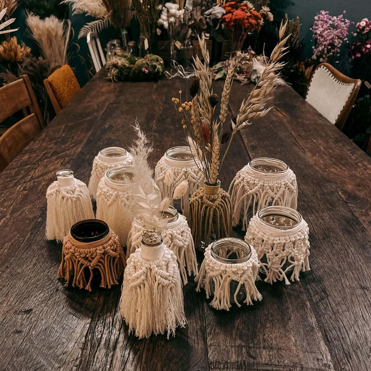 Verschiedene Makramee Lichter auf Tisch arrangiert, atmosphärische Wohnaccessoires aus Baumwolle.