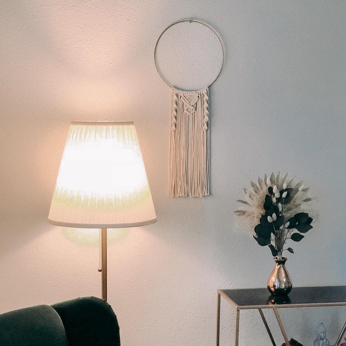 Makramee Ring an Wand vor Stehlampe, handgefertigtes Boho Wanddeko Element.