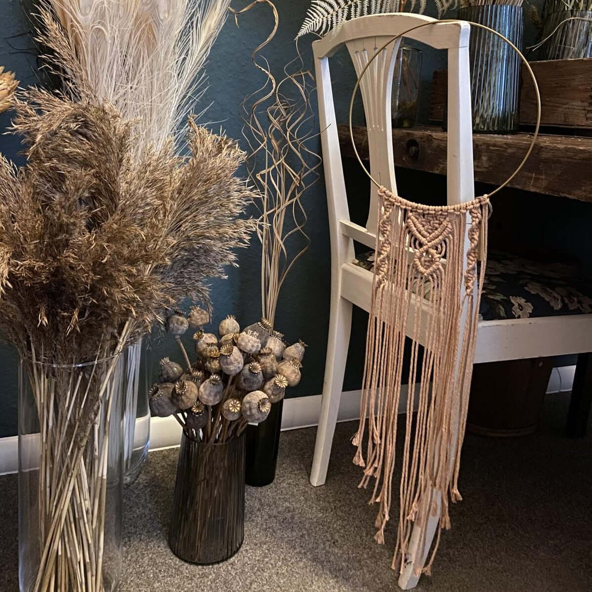 Makramee Ring an Stuhllehne hängend, 100% recycelte Baumwolle, handgemacht.