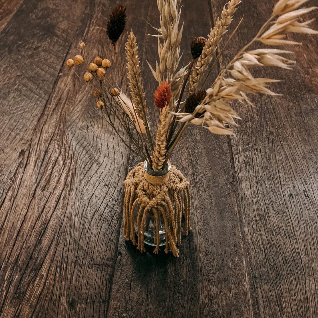 Braune Makramee Mini Vase mit Trockenblumen, Boho-Deko für Zuhause.