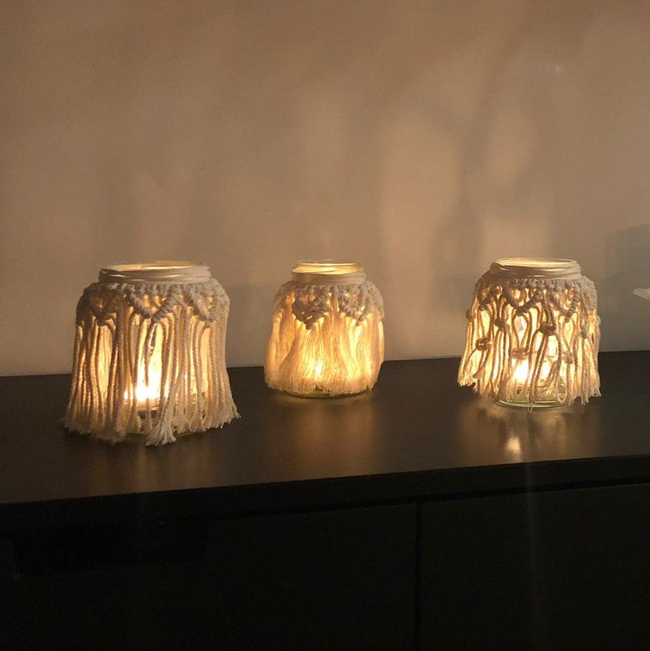 Drei leuchtende Makramee Lichter auf Regal, handgemacht, nachhaltig und dekorativ.