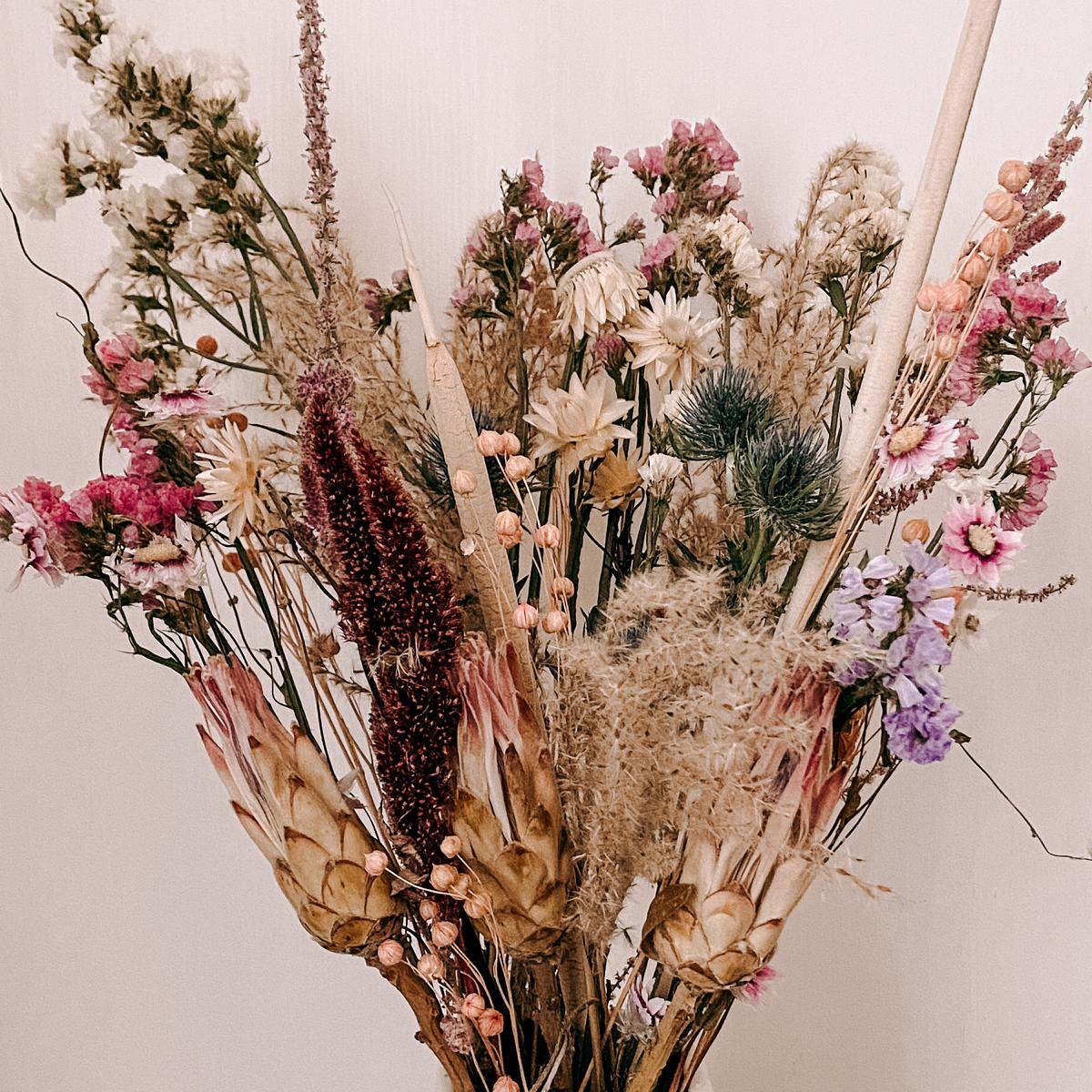 Nahaufnahme Trockenblumenstrauß Frühlingsgefühle, zarte Rosa-, Lila-, Weiß- und Beigetöne für frühlingshafte Dekoration.