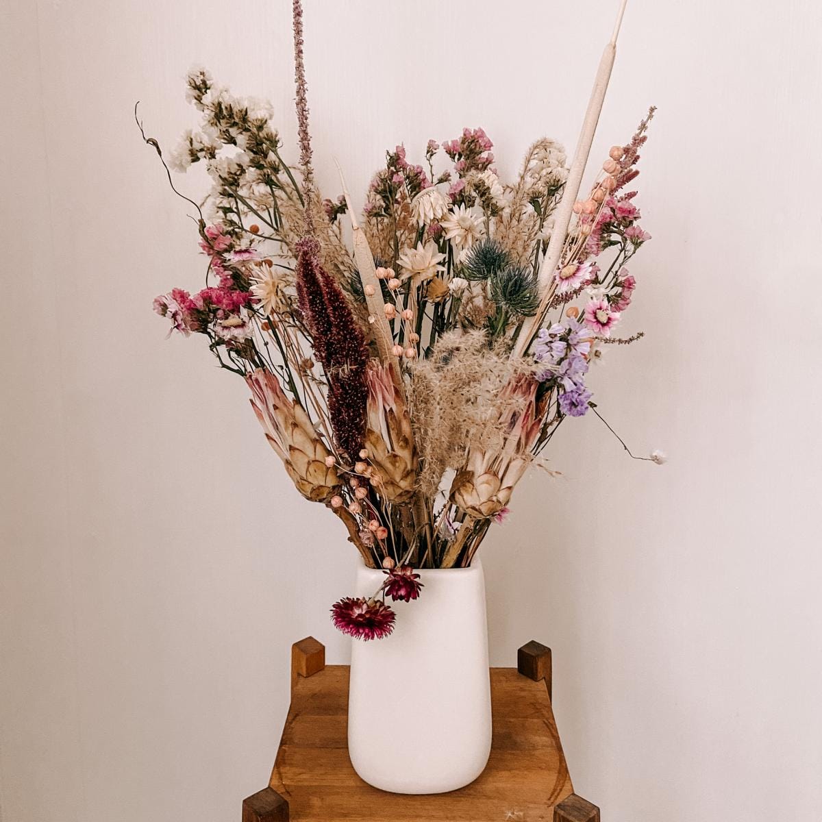 Trockenblumenstrauß Frühlingsgefühle in weißer Vase, bunte Farben Rosa, Lila, Weiß und Beige, dekoratives Accessoire.