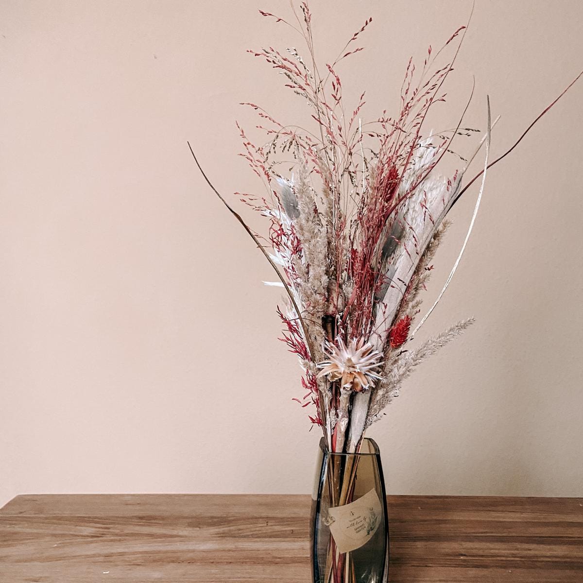 Trockenblumenstrauß Rotkäppchen in Vase, Rosa- und Weißtöne, dekorativer Blumenschmuck für Zuhause.