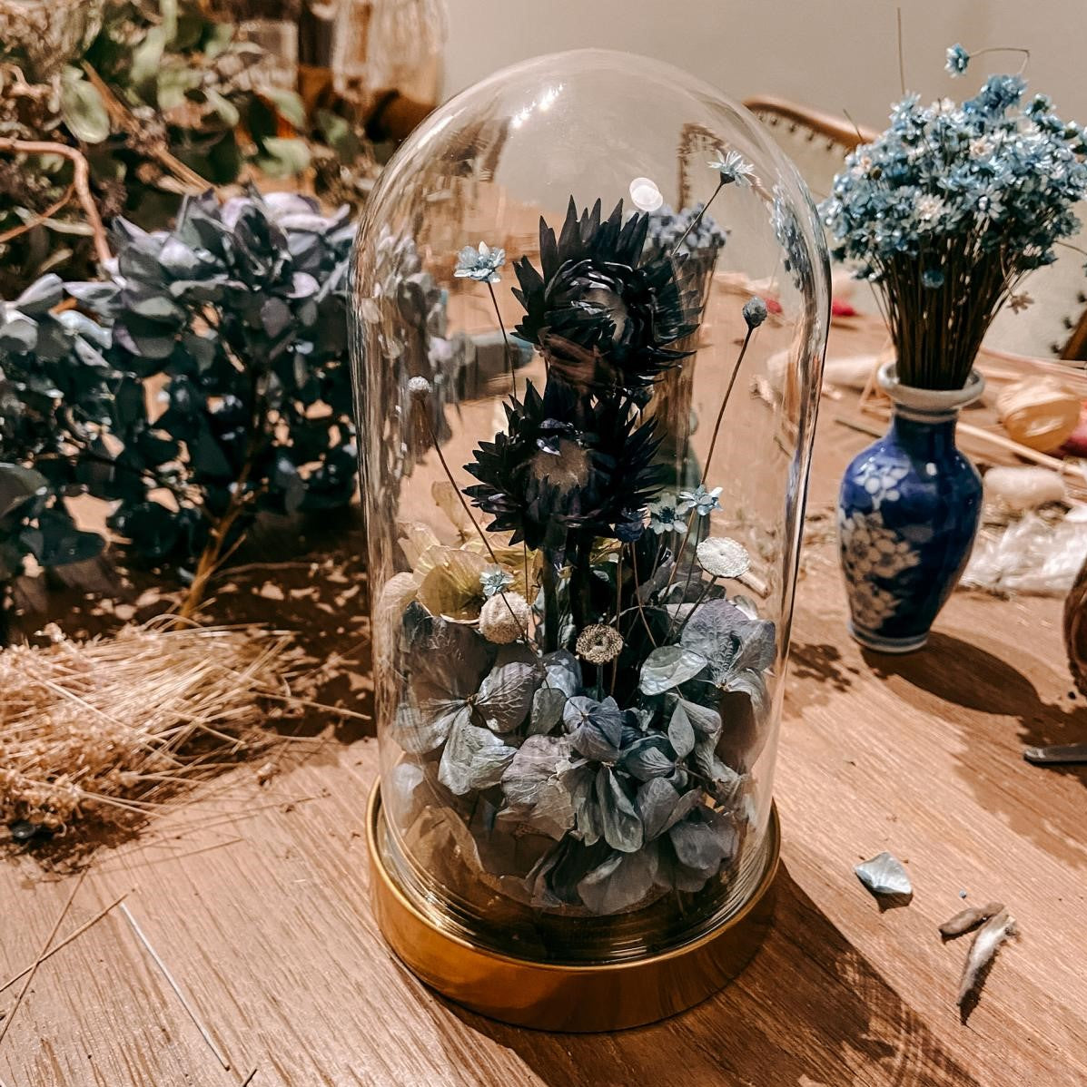 Glasglocke mit blauen Trockenblumen – elegante Boho Tischdeko, Trockenblumen Glas Workshop.