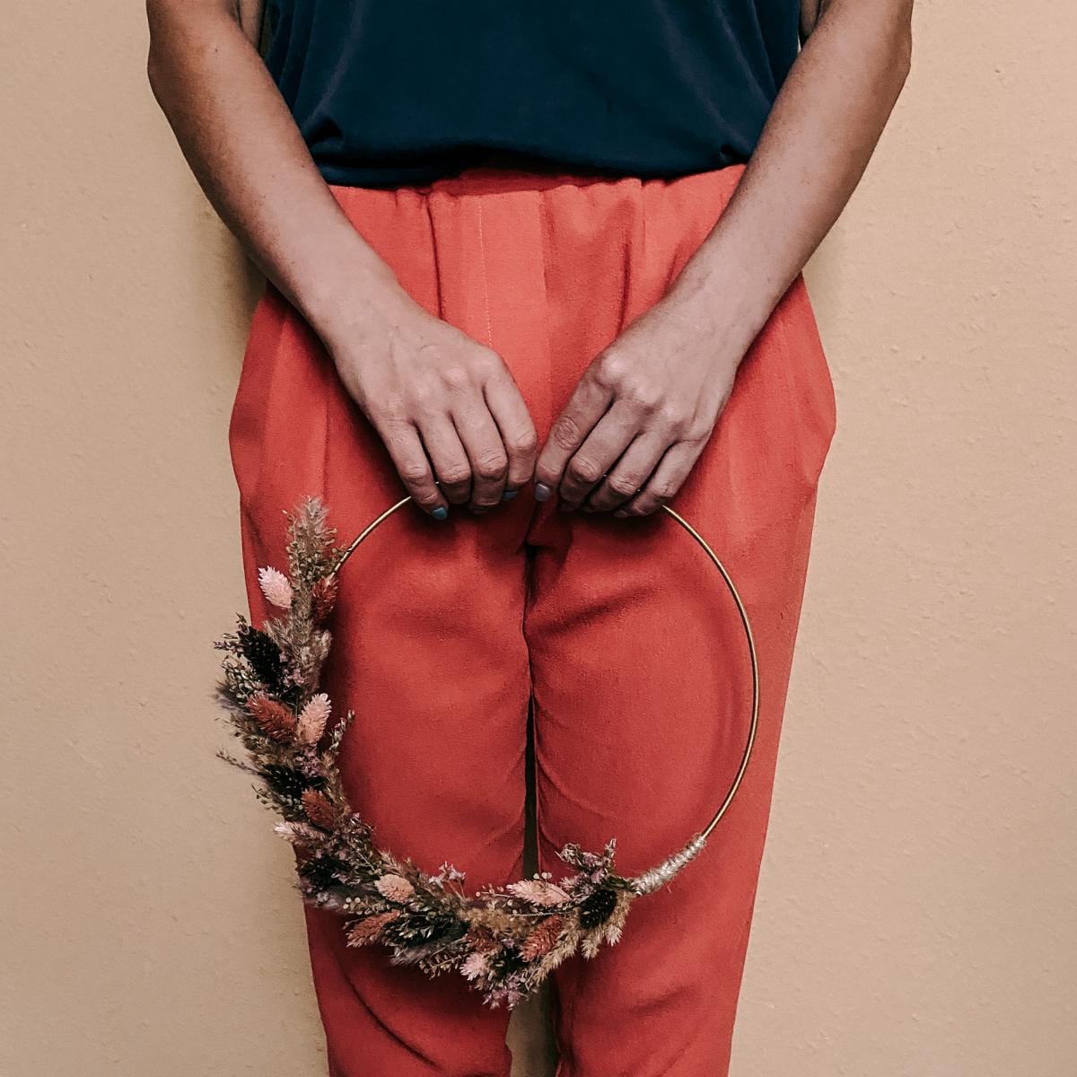 Person hält fertigen Trockenblumen-Ring in Händen – Boho-Workshop, Junggesellinnenabschied, DIY Ring.