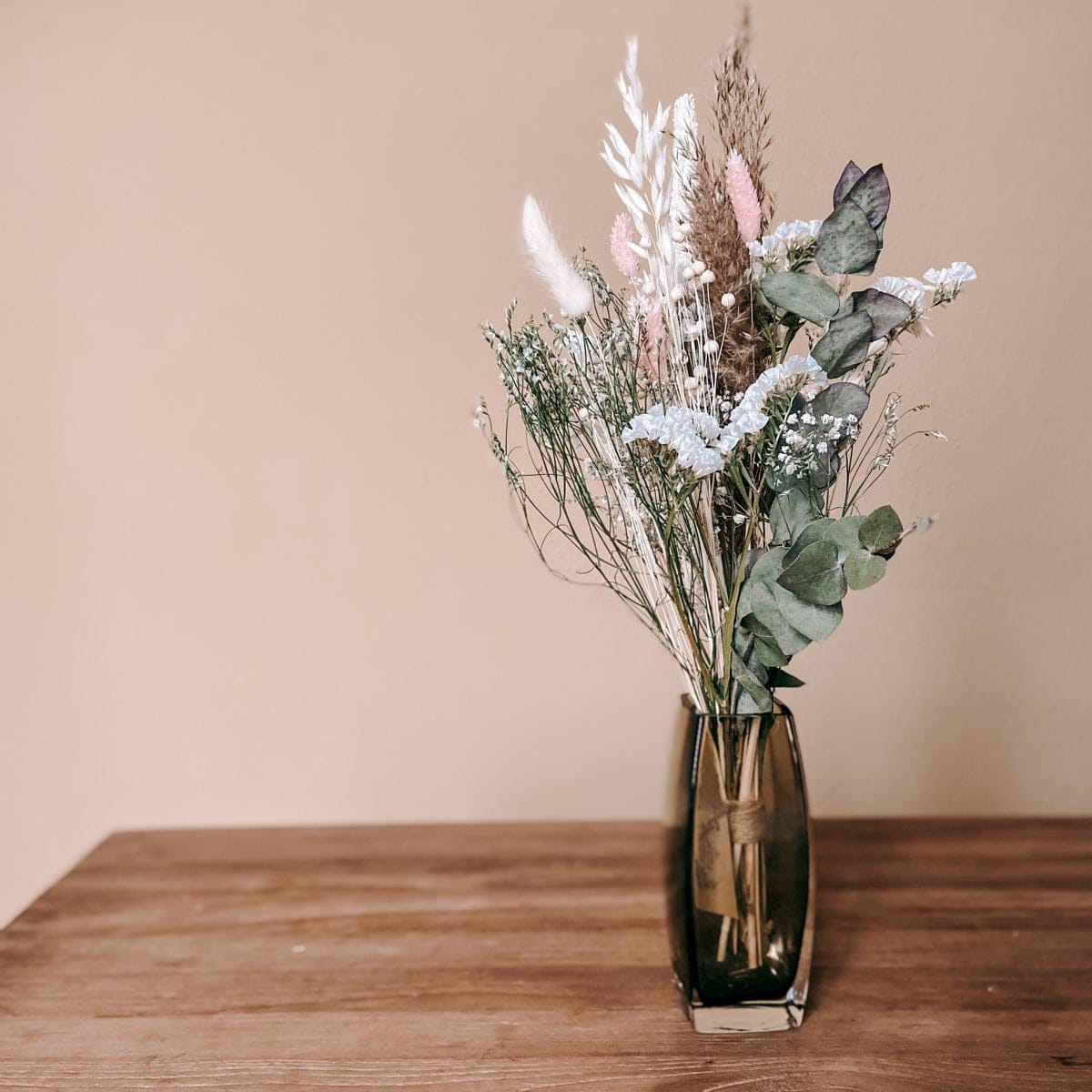 Trockenblumenstrauß Schneeweißchen in Vase, grüne und weiße Farbtöne, elegante Deko für Zuhause oder Geschenk.