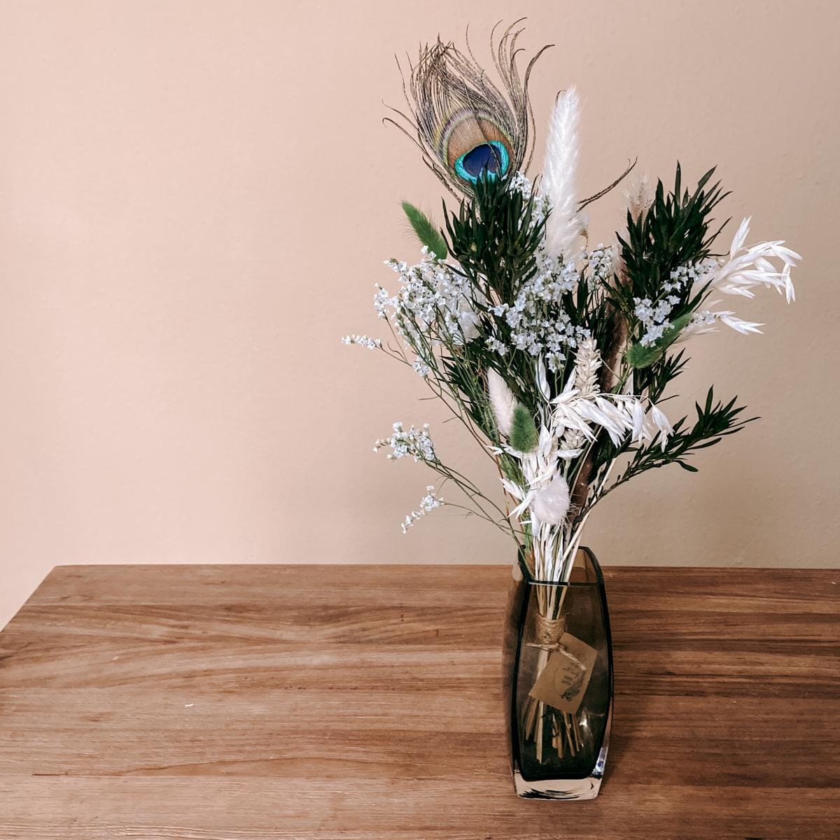 Trockenblumenstrauß Froschkönig in Vase, Blautöne und Grüntöne, dekoratives Highlight für Tisch oder Raum.