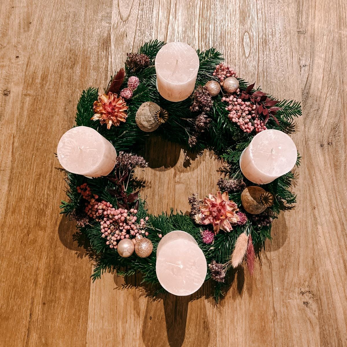 Adventskranz DIY Box Rosenrot mit rosa Kerzen, Trockenblumen und goldenen Akzenten – festlich & edel.