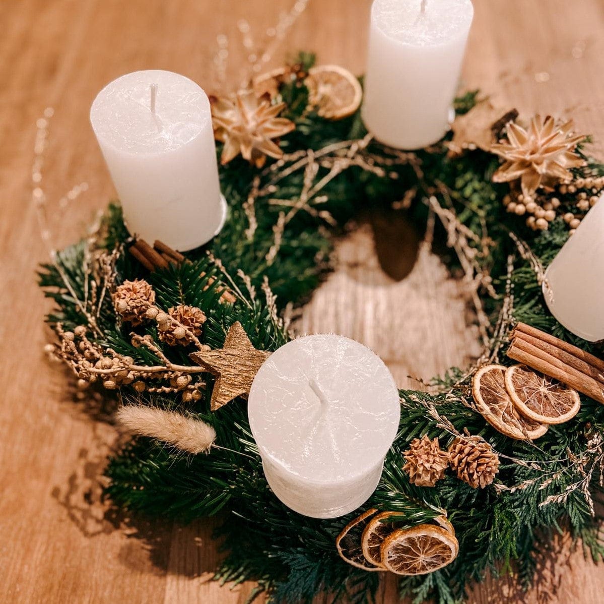 Weihnachtsdekoration Trend 2022 Weihnachtskranz Adventskranz Dekoration selber machen DIY Weihnachtsgesteck modern