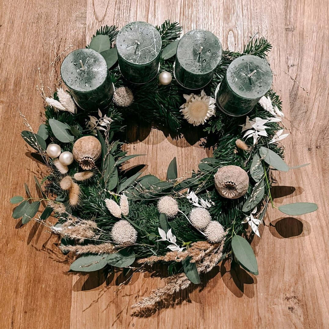 Adventskranz DIY Box Hänsel mit grünen Kerzen, Eukalyptus und weißen Trockenblumen – natürliche Weihnachtsdeko.