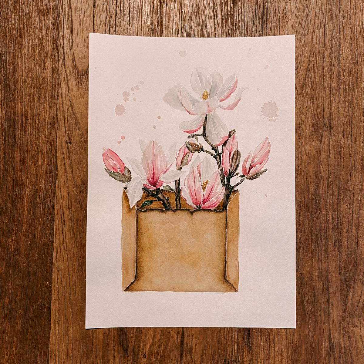 Pink-weiße gemalte Magnolien auf Blatt auf Holztisch – Aquarell Workshop für Anfänger.