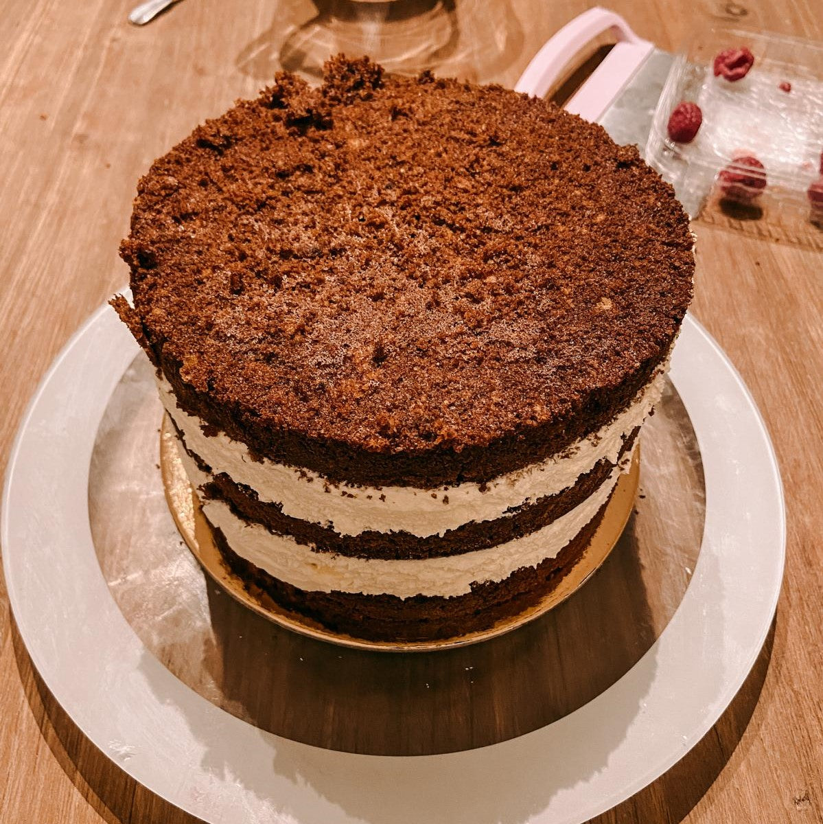 Gestapelte Kuchenböden auf Teller – Workshop Torten stapeln lernen.