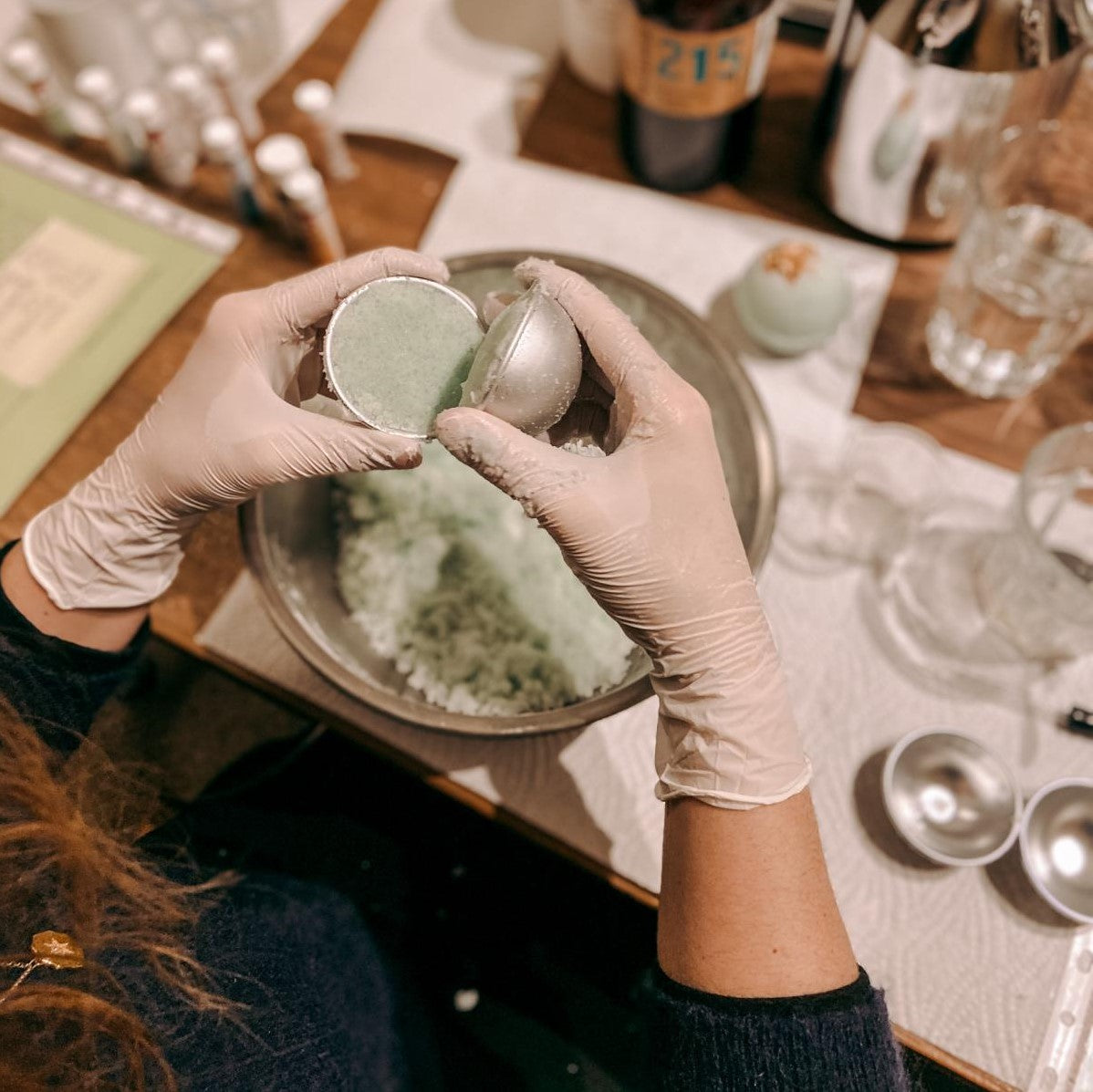 Badekugel wird aus zwei Hälften zusammengesetzt – Badekugel, Badebombe, DIY Badekugel.