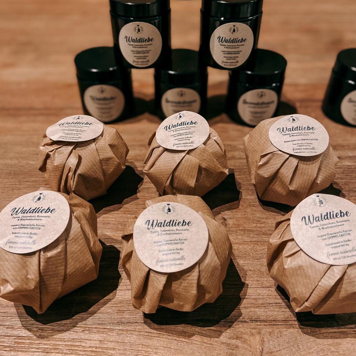 Verpackte Badekugeln „Waldliebe“ in Reihe – handgemacht in Berlin mit veganen Inhaltsstoffen.