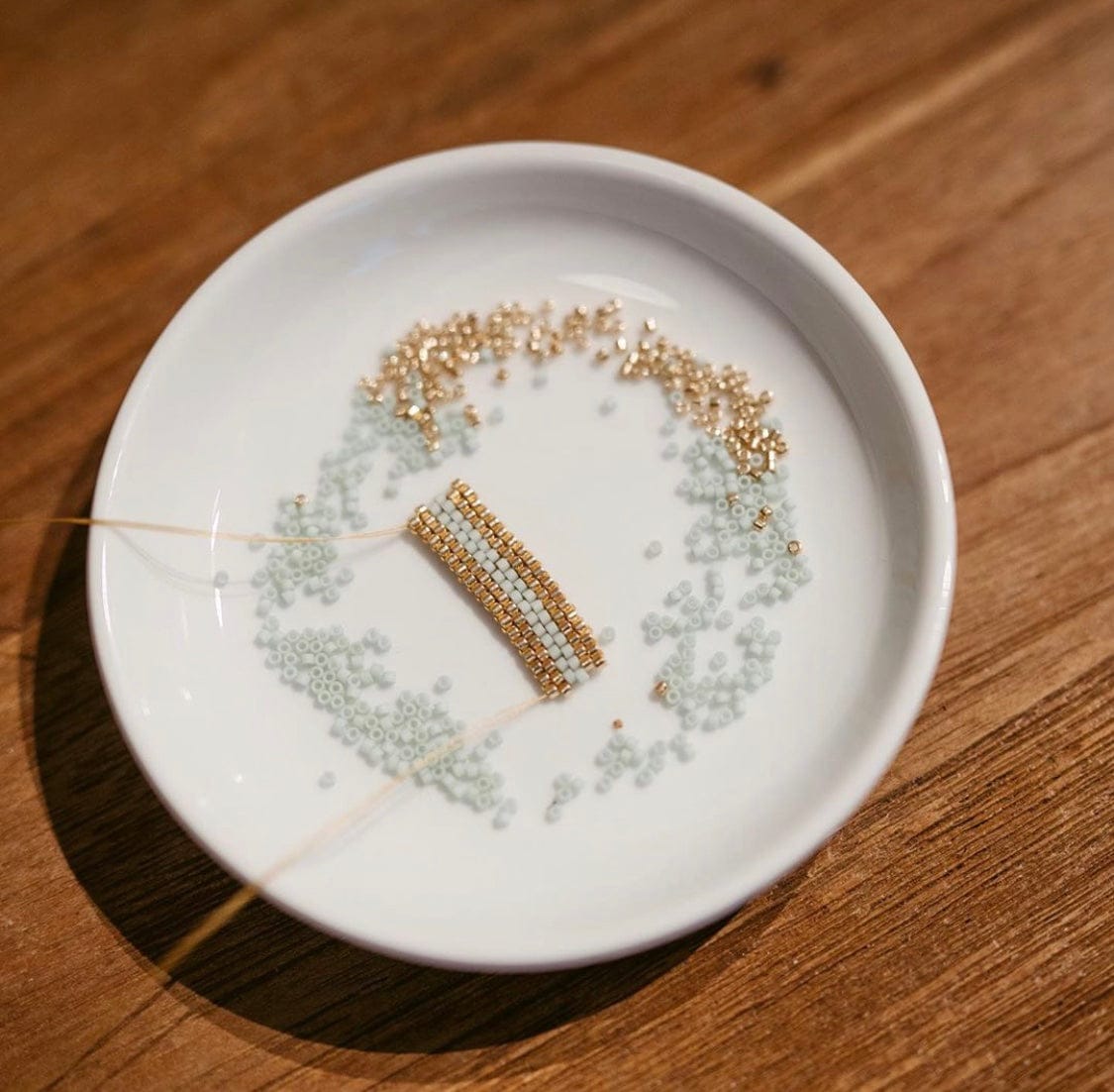 Schale mit blauen und goldenen Perlen, halb fertiger Ring – DIY Perlen Schmuck, Perlenring Workshop