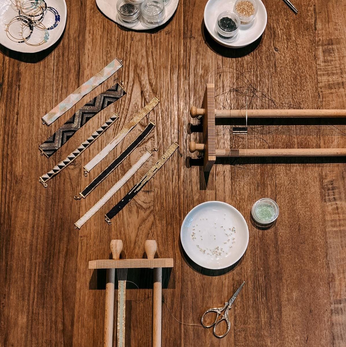 Tisch mit Materialien für Miyuki Armband Workshop – Perlen, Fäden, Werkzeuge, DIY Schmuck