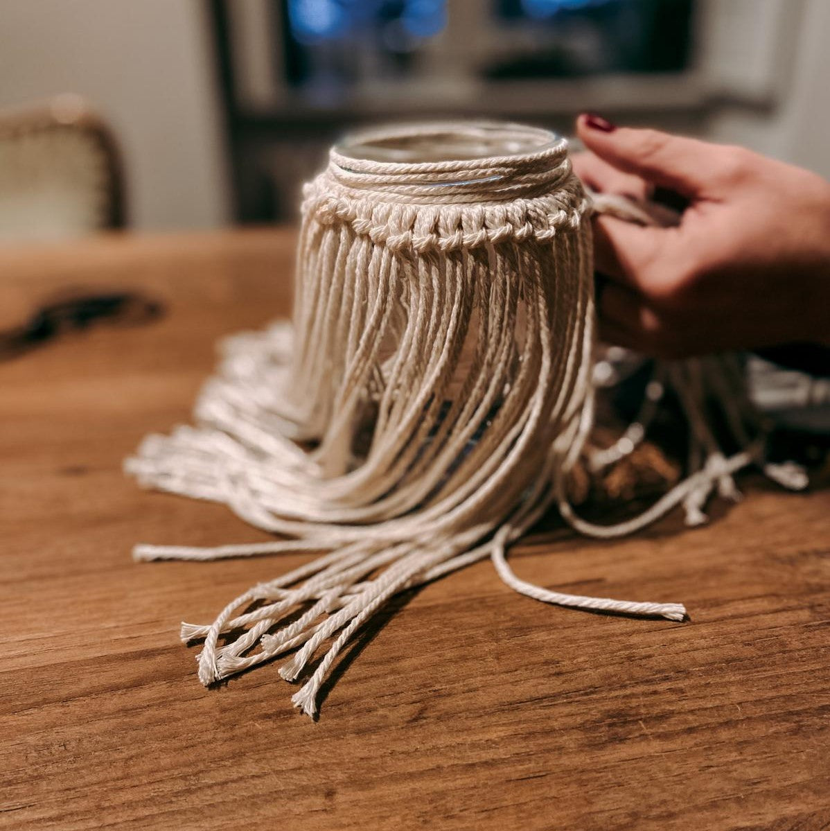 Halbfertiges Makramee um Glas gewickelt – DIY Boho Deko im Makramee Licht Workshop.