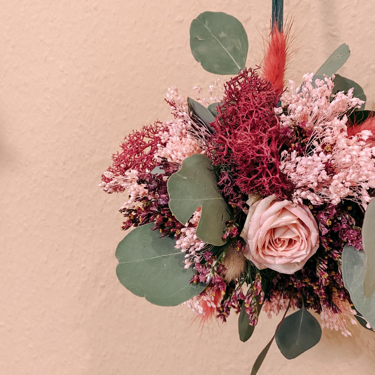 Nahaufnahme eines pinken FlowerBalls – DIY Workshop für frische Blumen,