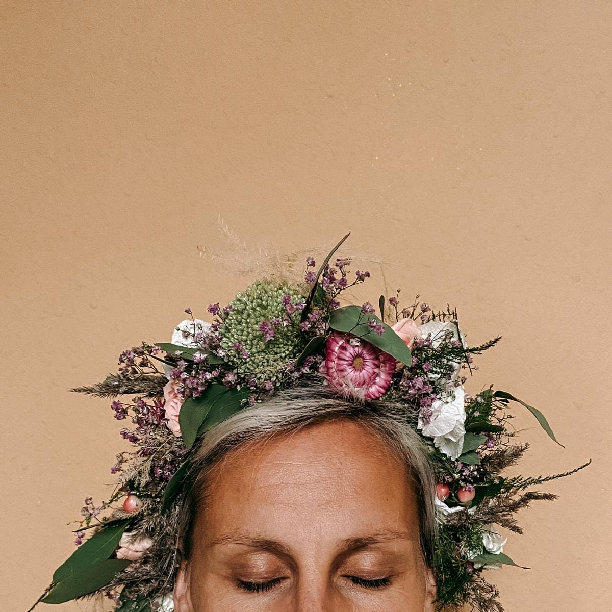 Frau trägt rosa-grün-weiße Blumenkrone – blumenkranz selber machen, diy flower crown, boho kranz
