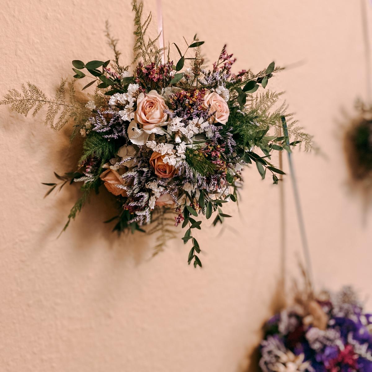 Fertiger FlowerBall hängt an Wand in verschiedenen Farben – DIY Workshop.