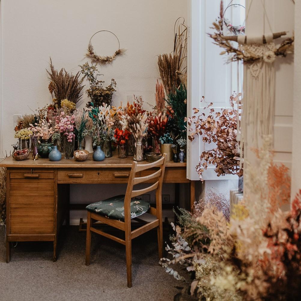 Tisch voller bunter Trockenblumen zum Binden – diy blumenkrone, flower crown selber machen, workshop