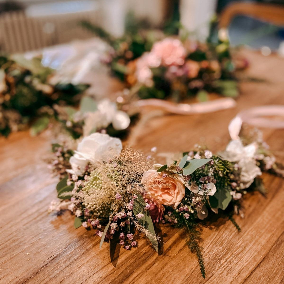 Blumenkrone in Rosa, Weiß und Orange – handgemacht im Flower Crown Workshop Berlin.