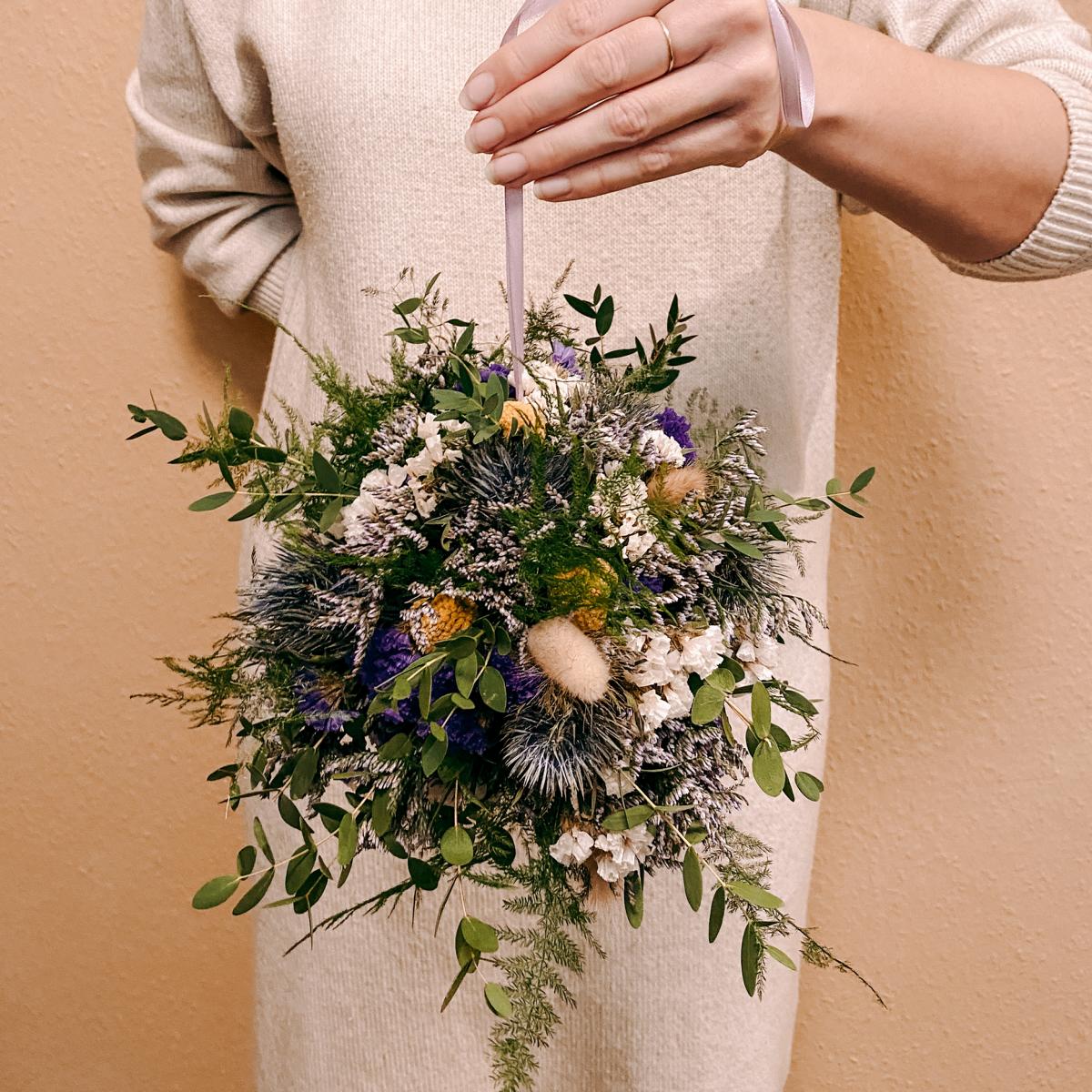 Person präsentiert FlowerBall in Blau und Weiß – kreativer Workshop