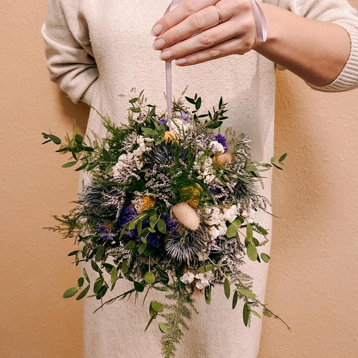 Person präsentiert FlowerBall in Blau und Weiß – kreativer Workshop