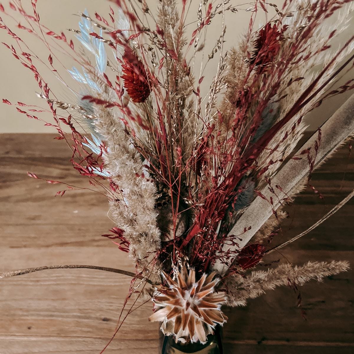 Nahaufnahme Trockenblumenstrauß Rotkäppchen, rosa und weiße Blüten, stilvolle Deko für Tisch oder Raum.