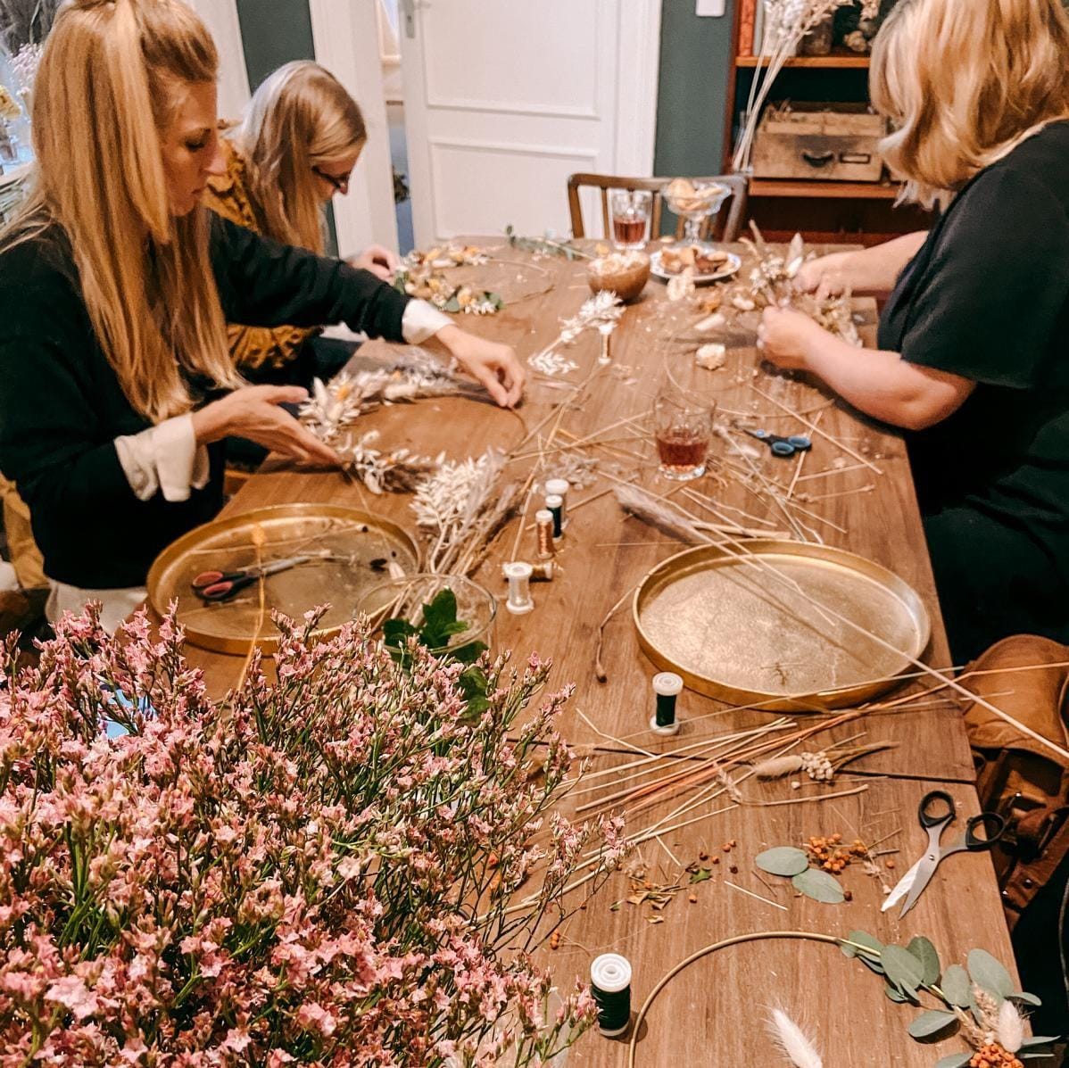 Personen arbeiten an Trockenblumenringen mit Materialien – DIY Workshop, Boho Ring, Firmenevent.