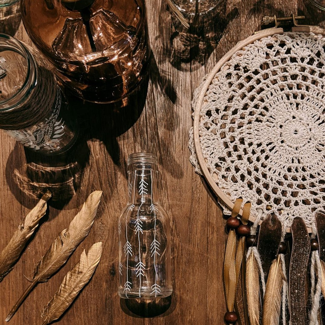 Nahaufnahme verschiedener Boho-Deko auf Tisch – kreative DIY Inspirationen.