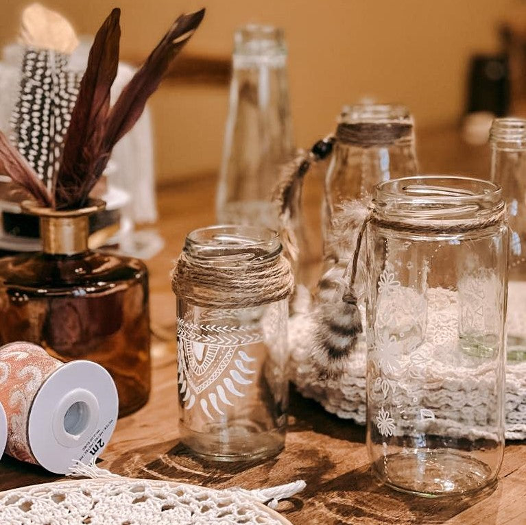 Boho-Gläser mit weiteren Materialien auf Tisch – DIY Deko Workshop für Zuhause.