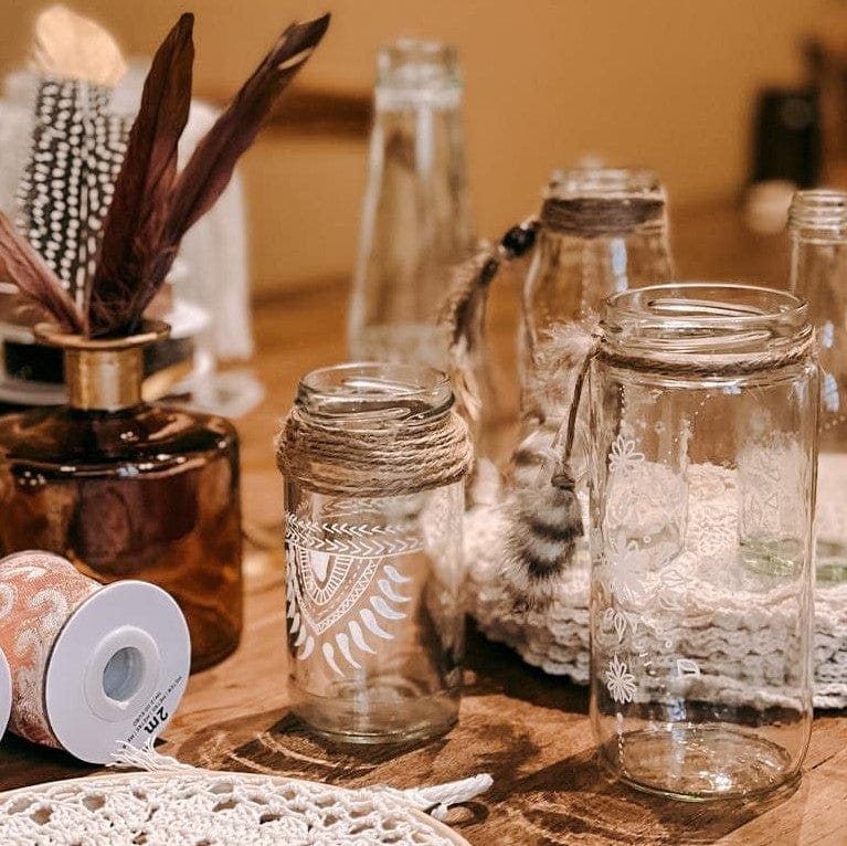 Boho-Gläser mit weiteren Materialien auf Tisch – DIY Deko Workshop für Zuhause.