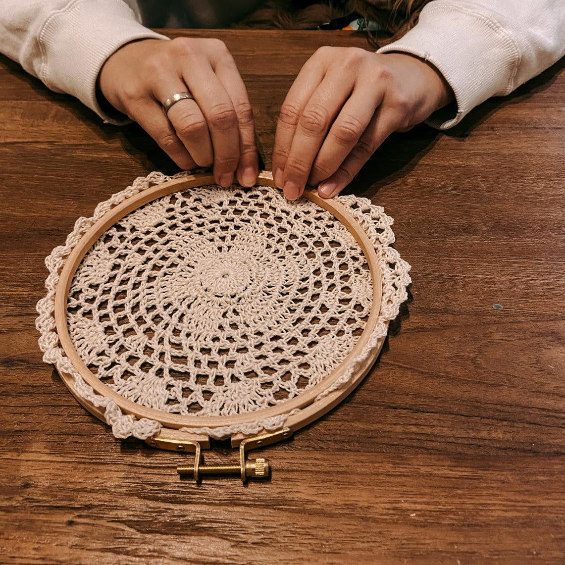 Hand bearbeitet Makramee-Ring – DIY Boho Wanddeko Workshop für Zuhause.