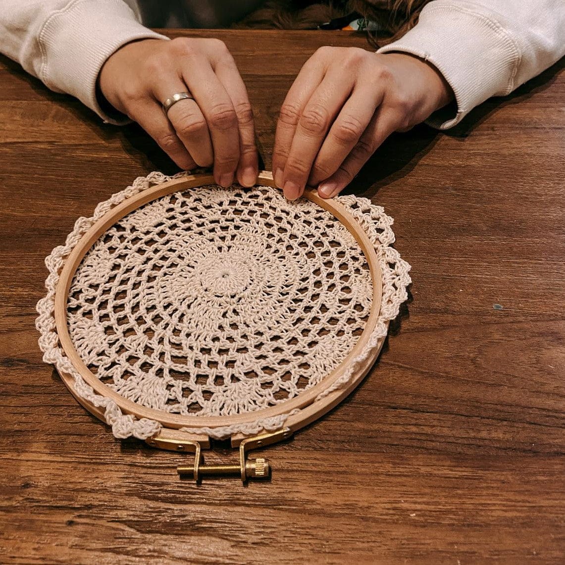 Hand bearbeitet Makramee-Ring – DIY Boho Wanddeko Workshop für Zuhause.
