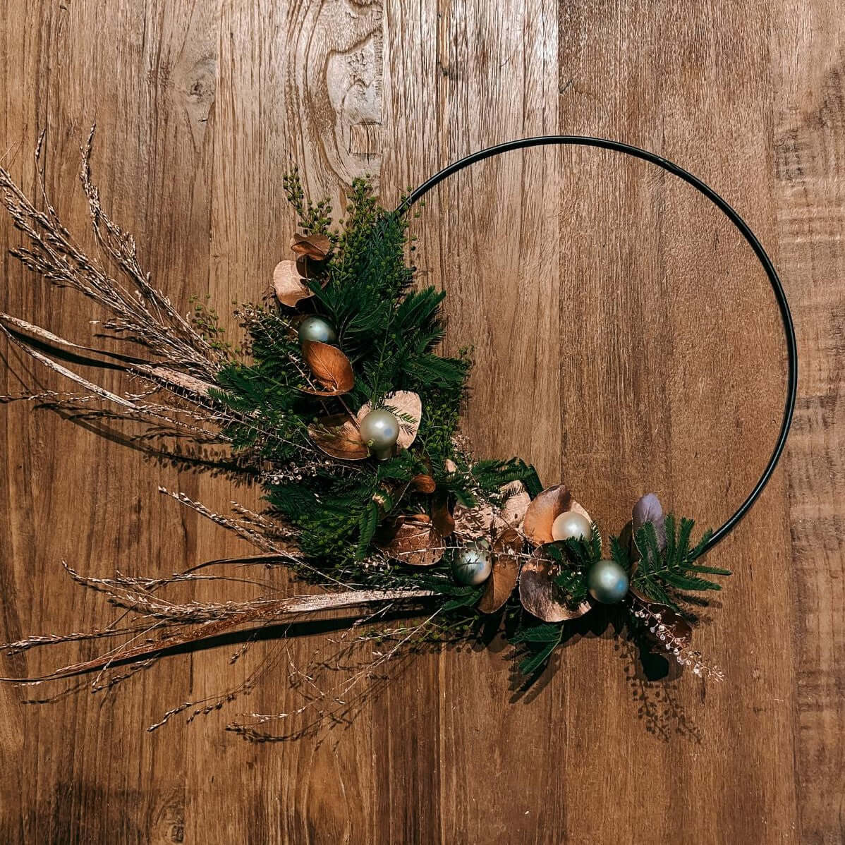 Fertiger Weihnachtsdeko-Ring auf Holztisch – weihnachtsdeko ring, diy weihnachtsdeko.