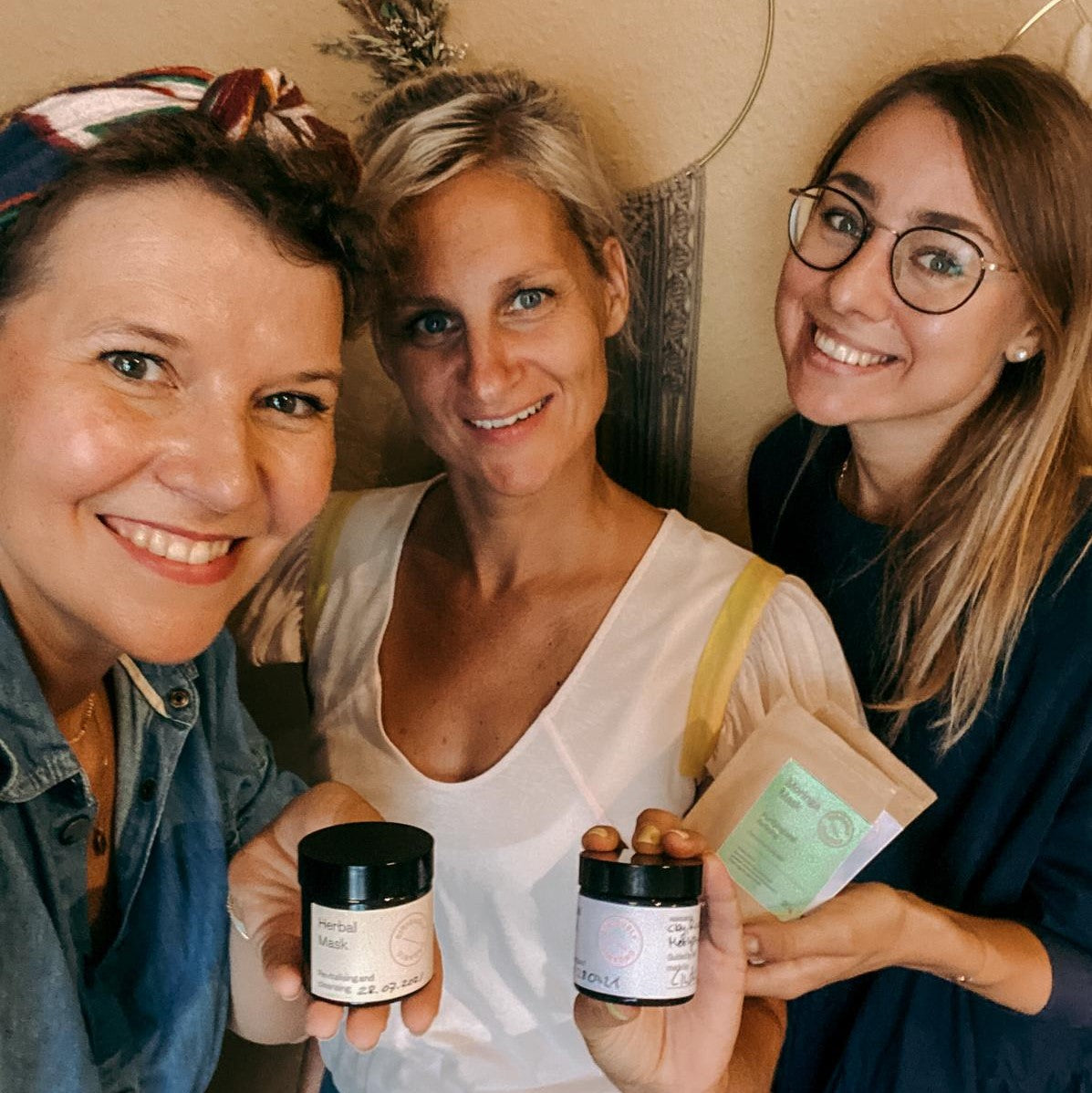 Drei Frauen zeigen stolz ihre fertigen Masken – Workshop vegane Gesichtspflege.