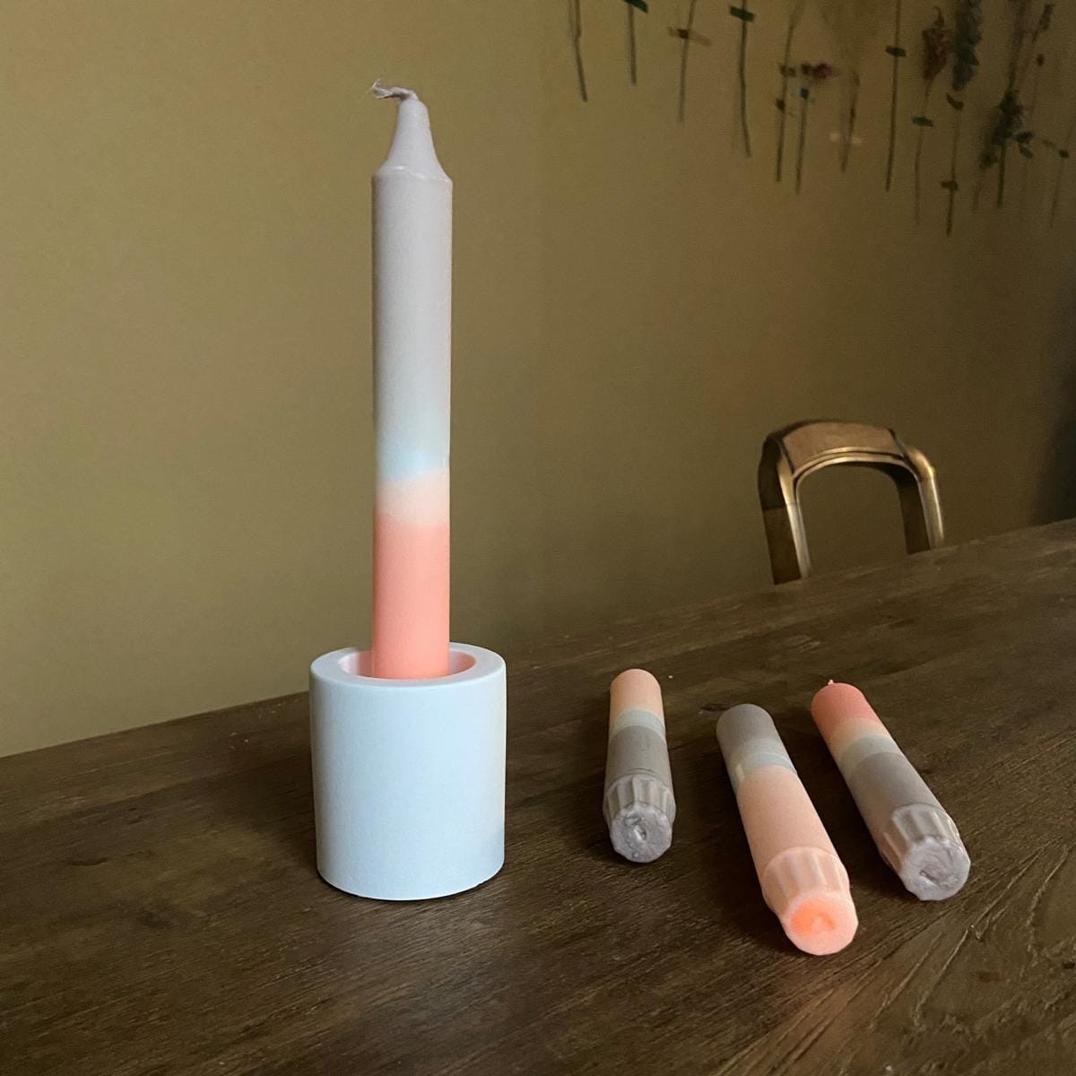 Nachhaltige Dip Dye Stearinkerzen „Len“ in sanften Farben – stilvolle Deko auf Holztisch.