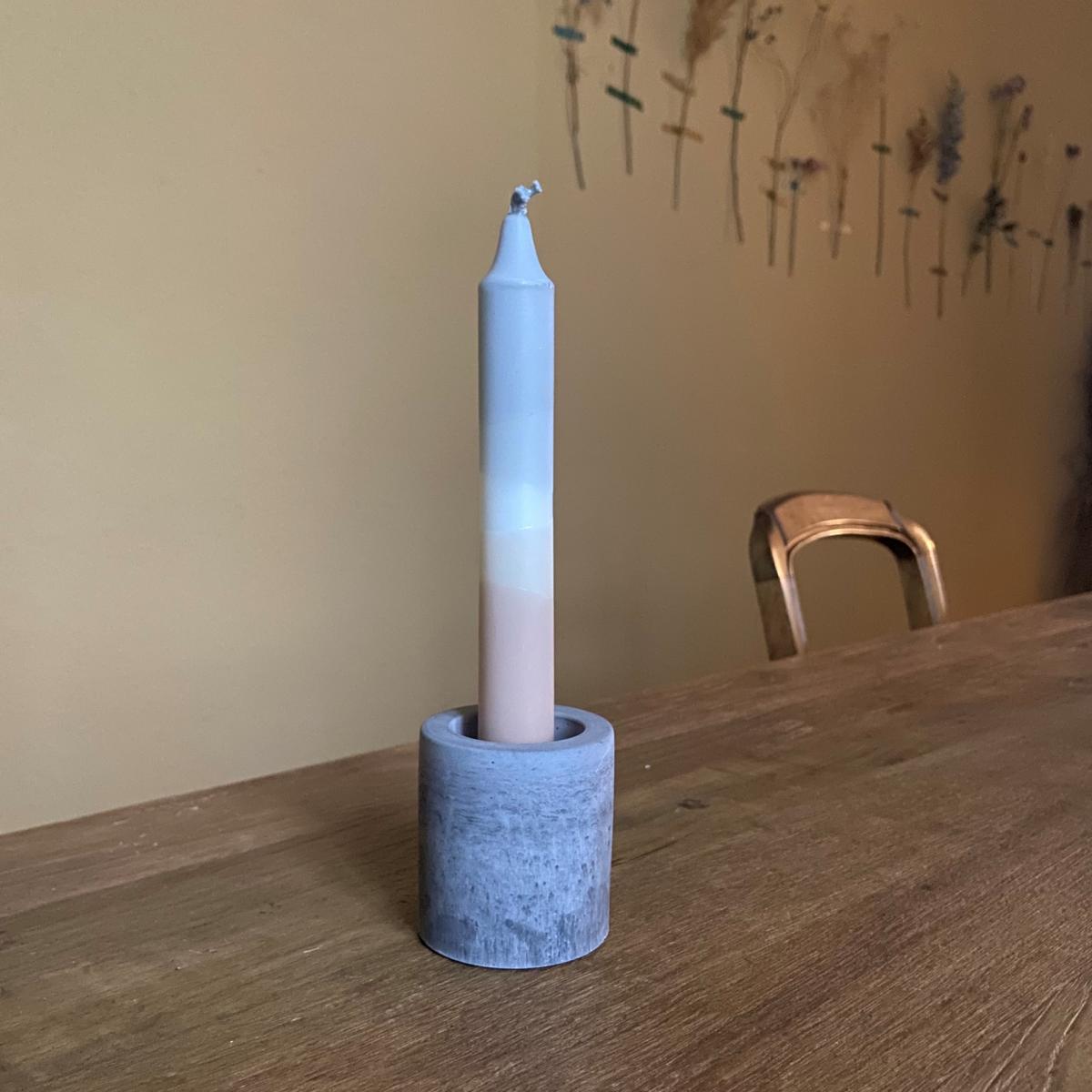 Farbverlaufkerze „Mountain Dany“ im weißen Ständer auf Holztisch – natürliche, nachhaltige Stearinkerze.