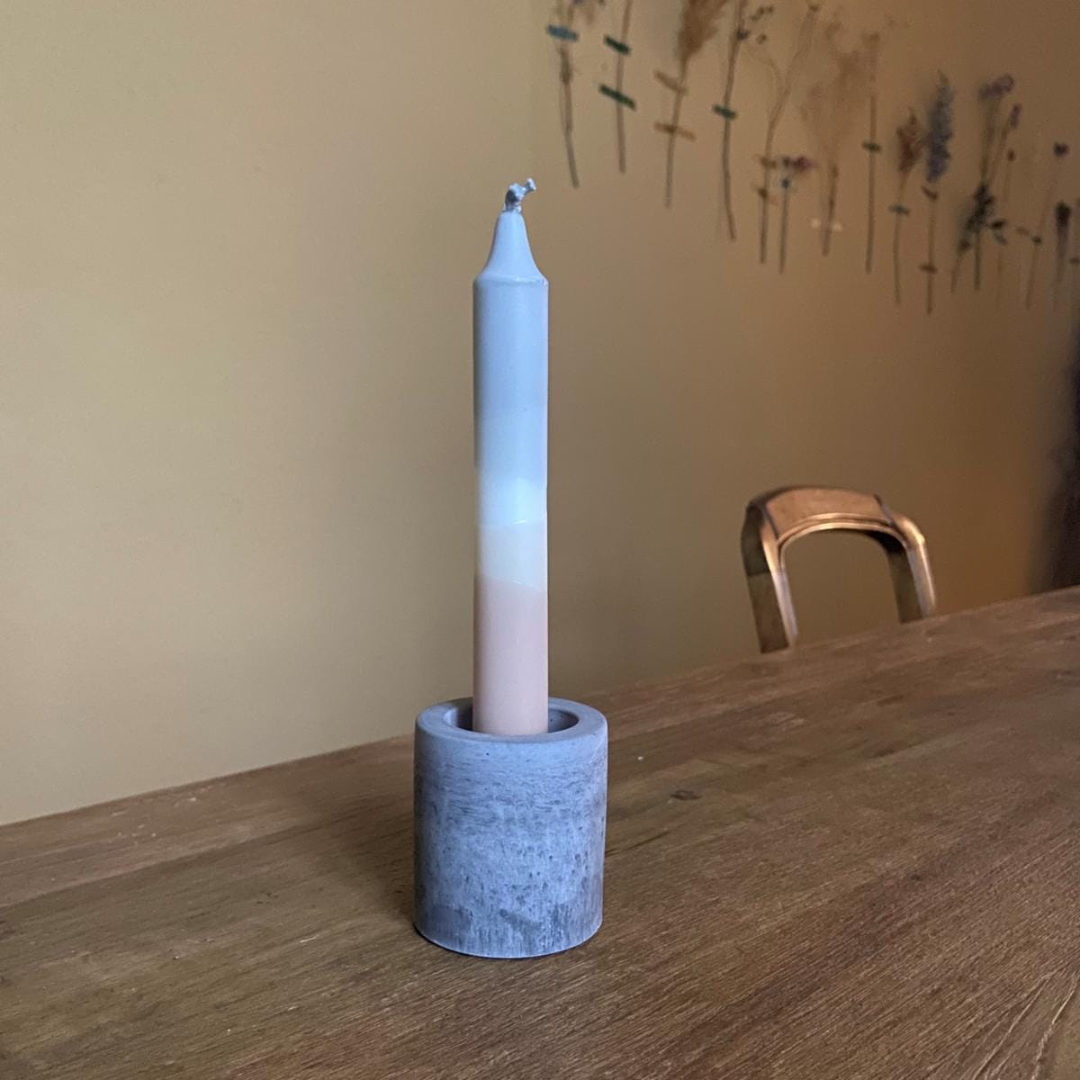 Farbverlaufkerze „Mountain Dany“ im weißen Ständer auf Holztisch – natürliche, nachhaltige Stearinkerze.