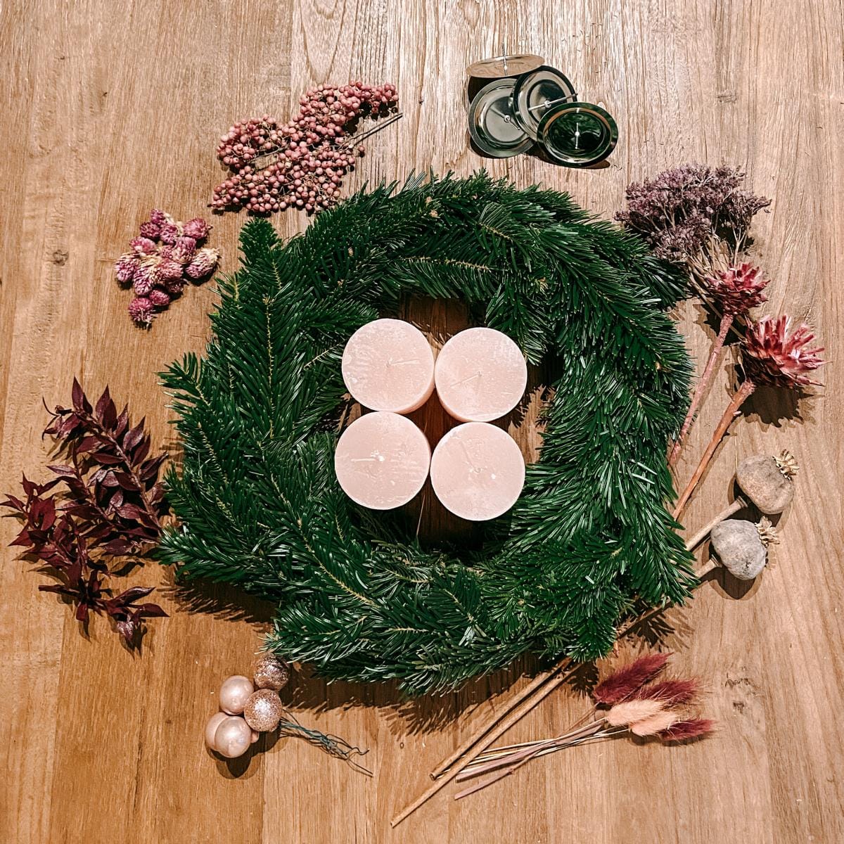 Kranz mit rosa Kerzen und Dekorationen – DIY Weihnachtskranz Rosenrot zum Selbermachen.