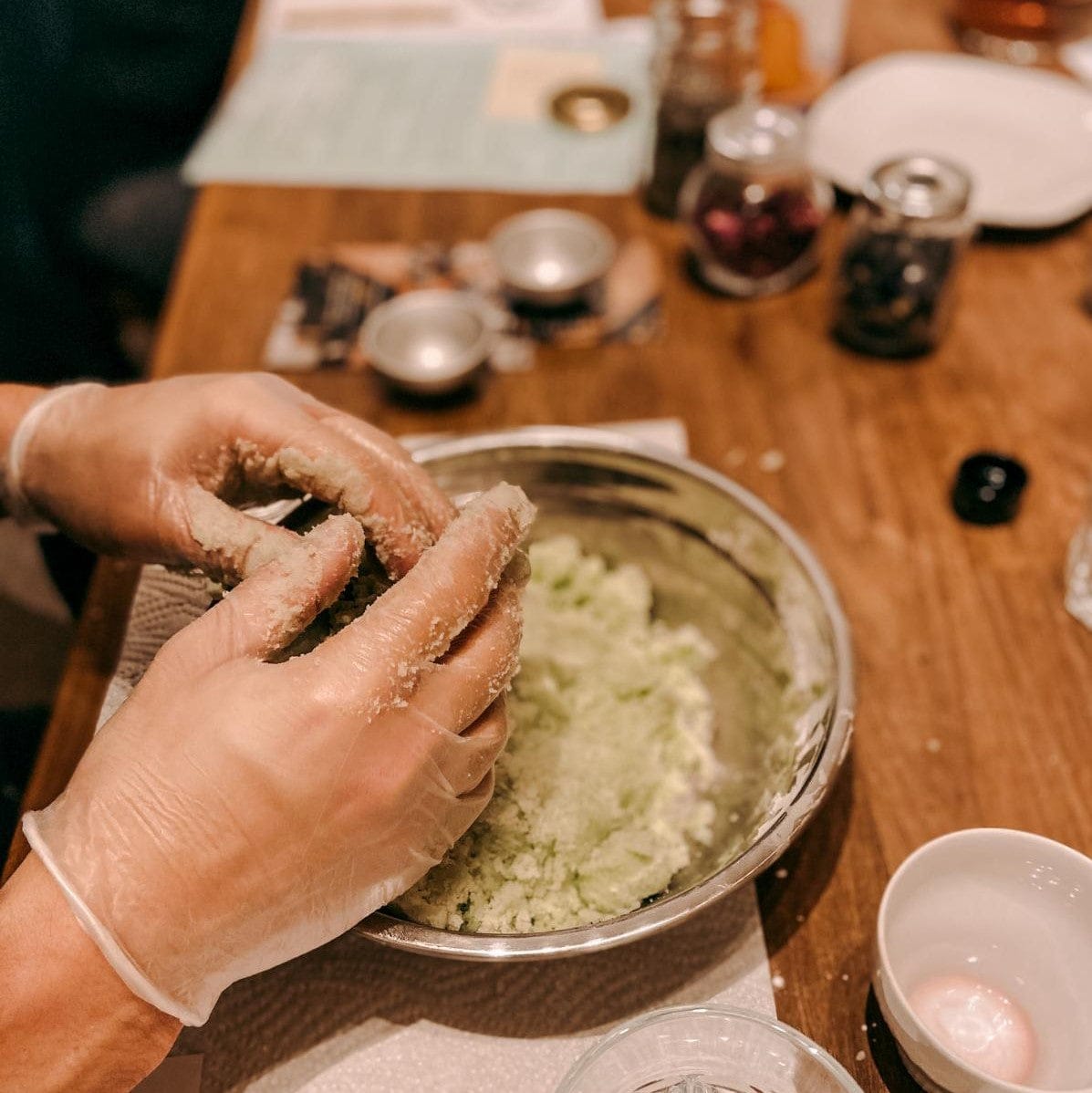 Zwei Hände mischen Badesalz in Schüssel – Badekugel, DIY Badekugel, Aromatherapie.