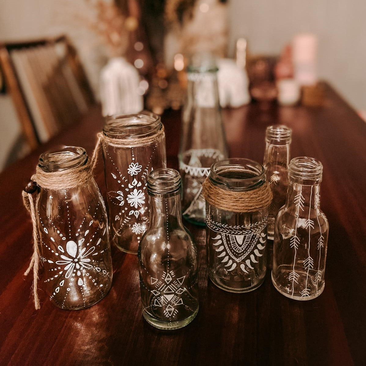 Verschiedene Boho-Deko-Vasen auf Holztisch – DIY Workshop für Makramee & Deko